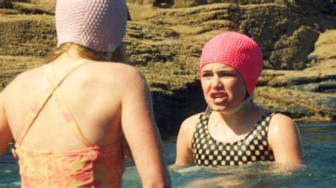 6 Hot Sexy Beth Bradfield Bikini Pics