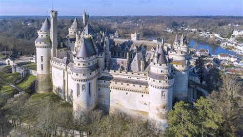 Admirer le château Pierrefonds recréé comme au Moyen Âge ici