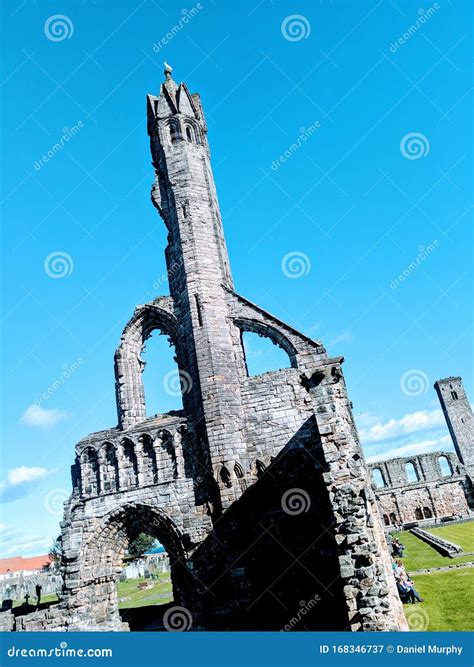 Las Ruinas De La Catedral Enmarcan El Antiguo Cielo Azul Bonito Imagen