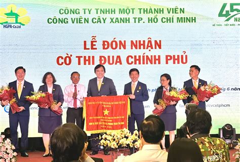 Công ty Công viên Cây xanh TP HCM nhận cờ thi đua của Thủ tướng Chính