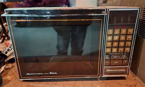 Vintage Amana Chrome Radarange Touchmatic II 01 81 RRL 10A Microwave