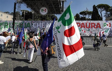 Roma La Manifestazione Del Pd In Piazza Del Popolo Corriere It