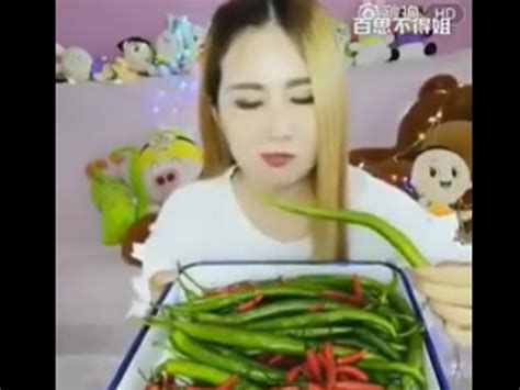 Hot girl cuồng ăn cay khiến người xem kinh hãi 2sao