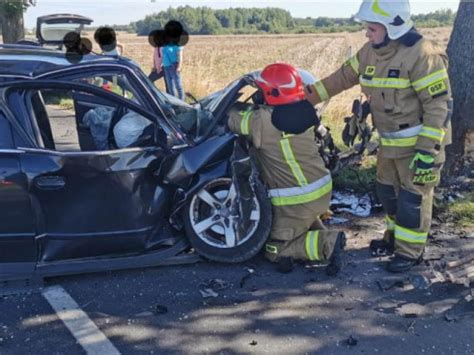 Audi uderzyło w drzewo poszkodowany został kierowca