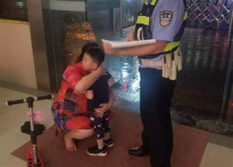 4歲男孩雨夜走失，民警積極助其母子團聚 每日頭條