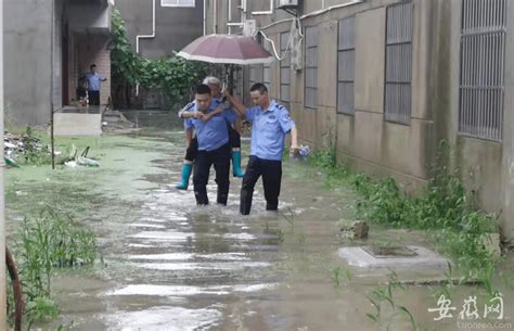 六安固镇一老人因大雨被困 民警涉水背出窦祖军