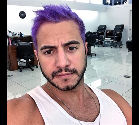 Vídeo Ex Bbb16 Matheus Lisboa Pintou Os Cabelos De Roxo Nesta