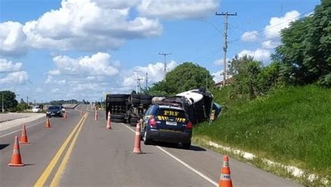 Caminh O Carregado Tijolos Tomba Na Br Cachoeira Do Sul E