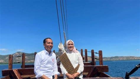 Presiden Jokowi Dan Ibu Iriana Naik Kapal Pinisi Ke Taman Nasional