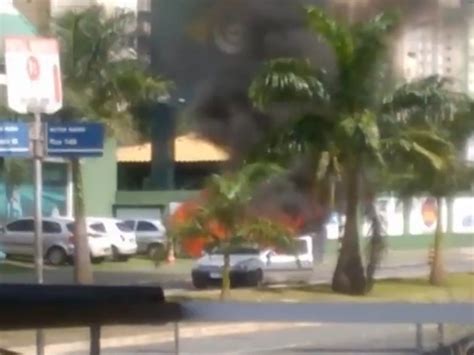 G1 Vídeo mostra carro pegando fogo no meio da Avenida 85 em Goiânia