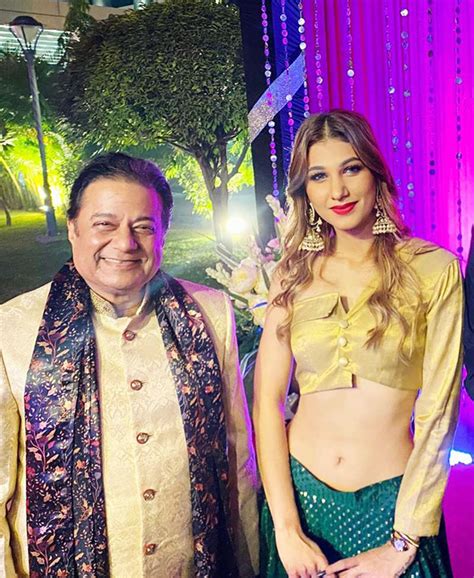 Viral Wedding Pictures Of Jasleen Matharu And Anup Jalota The Etimes