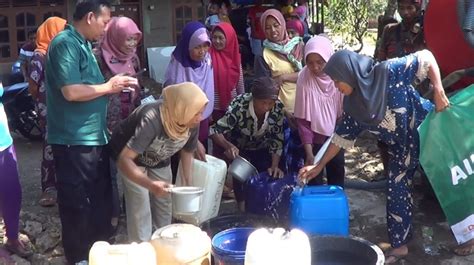 Derita Warga Gunungkidul Terdampak Kekeringan Terpaksa Pikul Air Naik