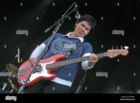 PIXIES - Kim Deal bass player with US rock group at the 2004 V Stock Photo: 25276090 - Alamy