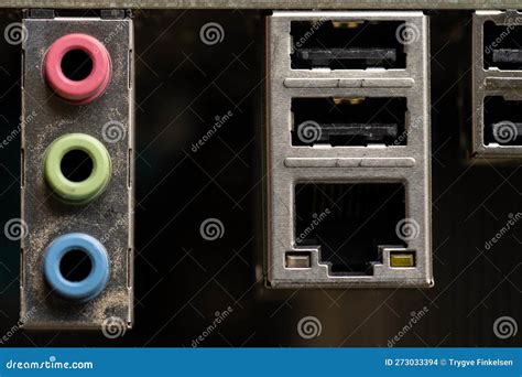 Conectores De Sonido Y Puertos Usb En Una Motherboard De Equipo. Foto ... 