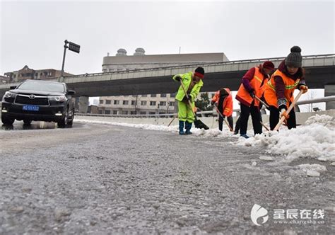 【星辰头条】“雪”战到底！长沙城管人一直奋战在除雪保通路上 星辰头条星辰在线、长沙新闻网新媒体客户端平台