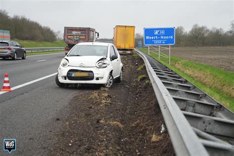 Vrachtwagen Schampt Vangrail Na Botsing Met Auto Op A