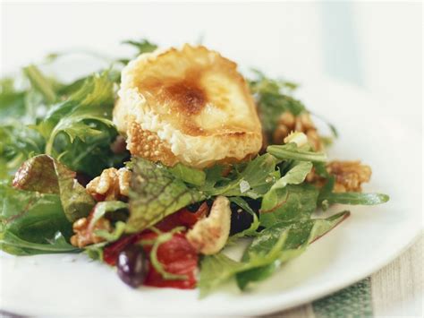 Gebackener Ziegenkäse auf Salat Rezept EAT SMARTER