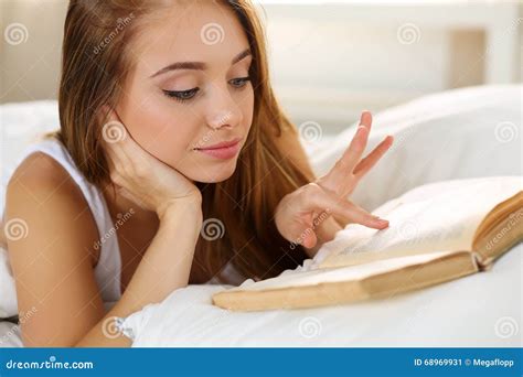 Mujer Rubia Sonriente Hermosa Joven Que Miente En La Lectura De La Cama