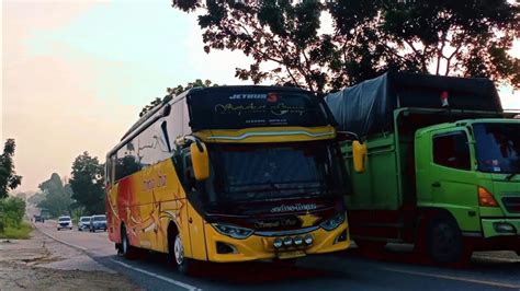 Dua Bus Aceh Pepet Habis Bus Medan Di Lintasan Youtube