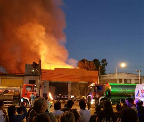 Un incendio destruyó una fabrica de muebles en San Fernando