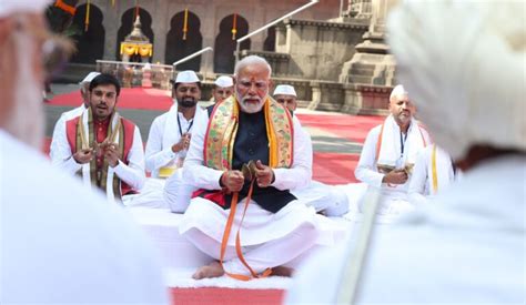 Prime Minister Modi Visits Lepakshis Veerbhadra Temple Ahead Of