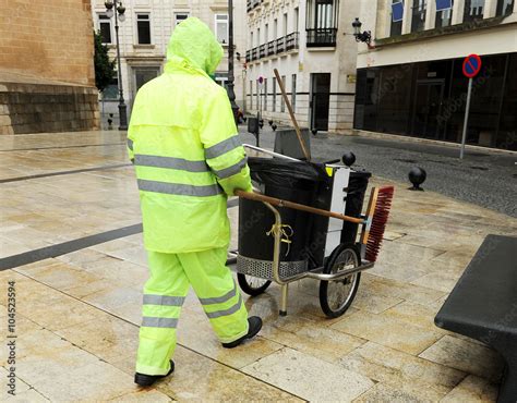 Barrendero Trabajando Bajo La Lluvia Foto De Stock Adobe Stock