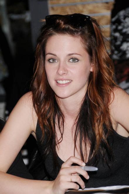 Kristen Stewart Twilight Hot Topic Tour