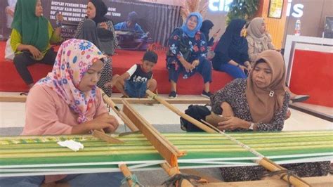 Emak Emak Asal Kelurahan Bone Bone Pamer Skill Menenun Sarung