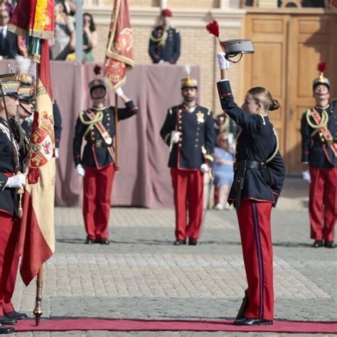 La Princesa Leonor Alza Su Sombrero Ante La Bandera De Espa A En Su