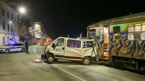 Foto Za Dlaku Izbjegnuta Tragedija U Puli Vlak Udario U Kombi I Gurao