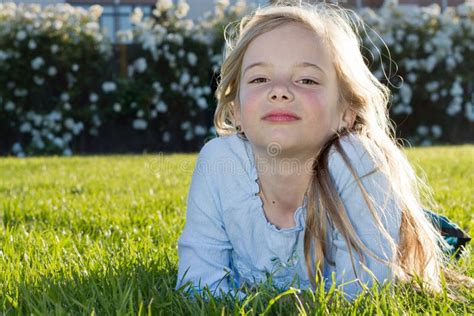 Fille Se Situant Dans Lherbe Image Stock Image Du Doux Amusement