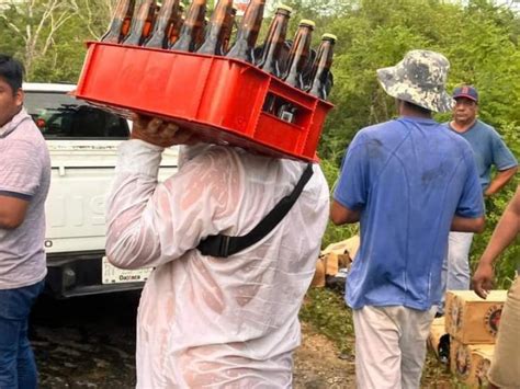 Oaxaca Vuelca Tr Iler Con Cervezas Y Pobladores Hacen Rapi A