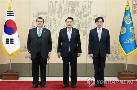 Yoon Recibe Las Cartas Credenciales De Nuevos Embajadores Ante Corea