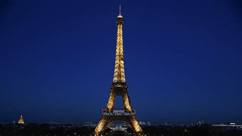 Evacuan La Torre Eiffel Tras Ser Detectada Una Persona Escalando Por La