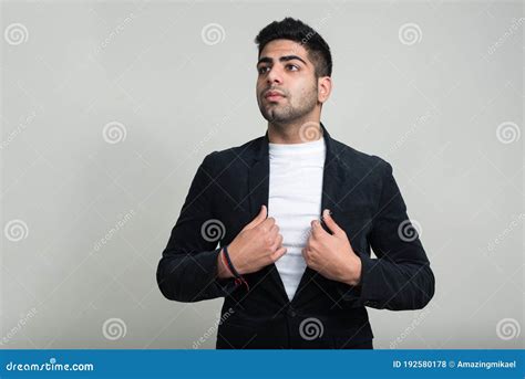 Retrato De Joven Y Apuesto Hombre De Negocios Indio Barbudo Foto De