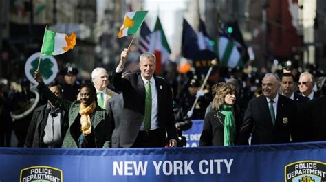 Parade de la Saint Patrick le maire de New York a défilé aux côtés des organisations LGBT Gay