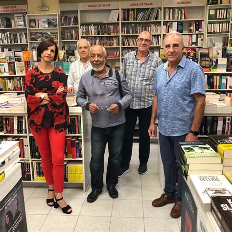 Leonardo Padura visita la librería París de Zaragoza