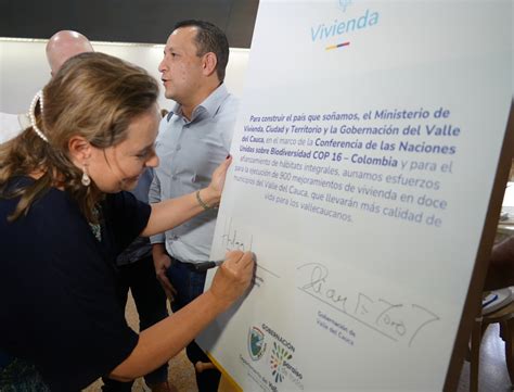 Ministra Helga Rivas firma convenio con la Gobernación del Valle de