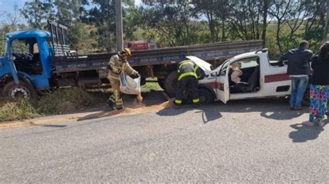 Acidente Entre Caminh O E Caminhonete Deixa Uma Pessoa Ferida Em