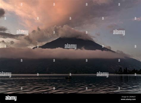 Lago Atitlán y el volcán San Pedro Santiago Atitlán departamento de