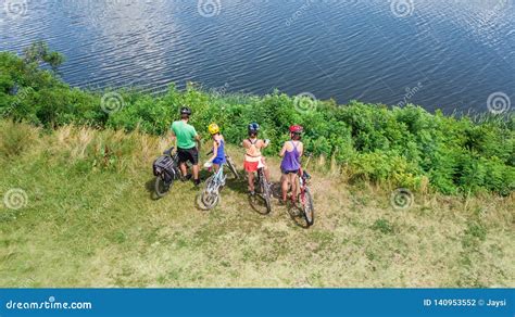 Familia En Las Bicis Que Completan Un Ciclo Al Aire Libre Los Padres Y