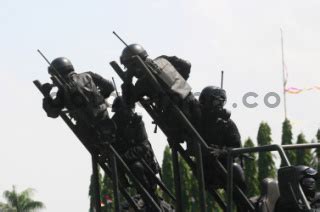 Pasukan Kostrad Di Lapangan Markas Divisi I Kostrad Datatempo