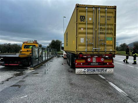 Tir Travolge Auto Sulla Venafrana 72enne Perde La Vita Grave La Moglie