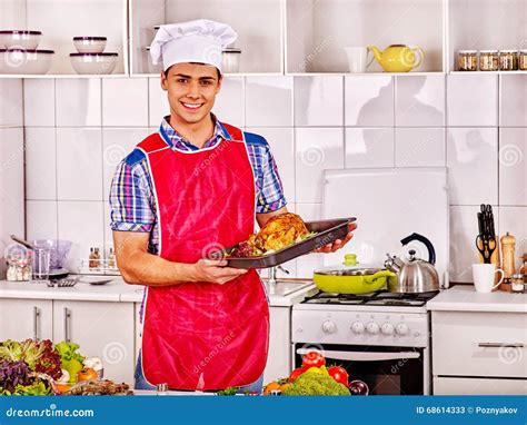 Mens Bij Chef Kokhoed Het Koken Kip Stock Afbeelding Image Of Zaken