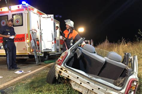 Schwerer Unfall Im Kreis Kronach Autofahrerin Kommt Von Stra E Ab Und