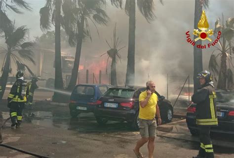 San Gregorio Maxi Incendio In Un Deposito Distrutti 40 Mezzi La Sicilia