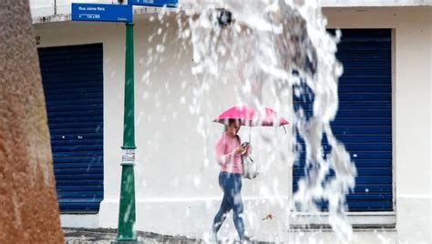 Previsão do tempo para Curitiba tem frente fria muita chuva