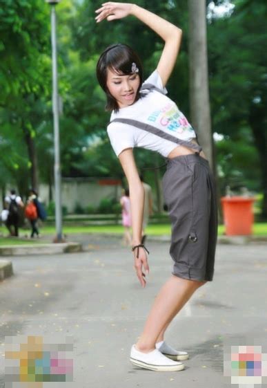 Lộ ảnh chưa thẩm mỹ của hot girl nghi bán dâm