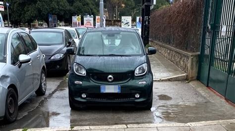 Via Briuccia Smart Parcheggiata Davanti Al Cancello Di Una Scuola