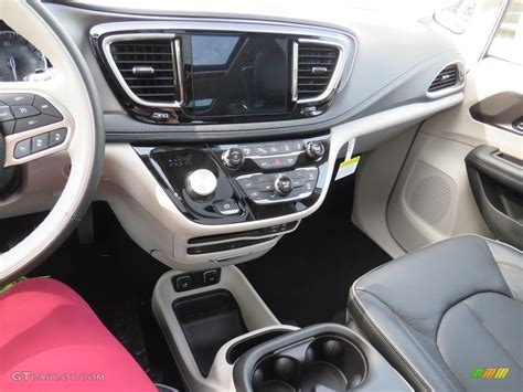 2019 Chrysler Pacifica Limited Dashboard Photos | GTCarLot.com